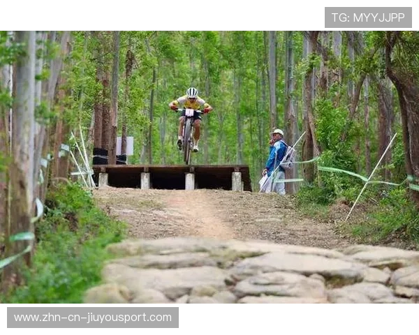 自行车越野赛选手飞跃坡道惊险落地——极限赛场的速度与热血